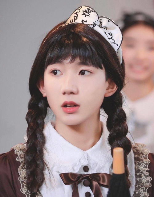 王俊凱玩幼稚游戲坐姿大爺化，網(wǎng)友直呼接地氣